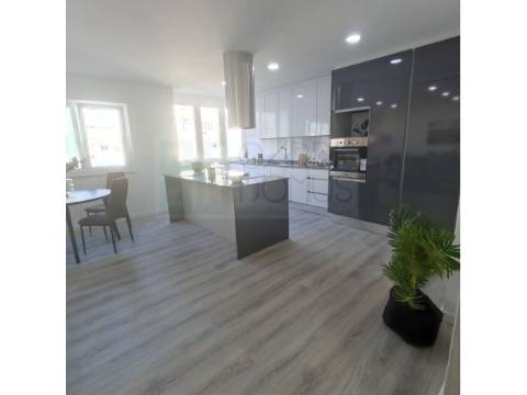 Apartamento T3 - totalmente renovado, em Benfica
