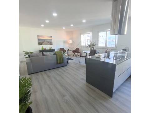 Apartamento T3 - totalmente renovado, em Benfica