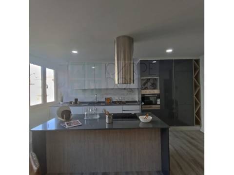 Apartamento T3 - totalmente renovado, em Benfica
