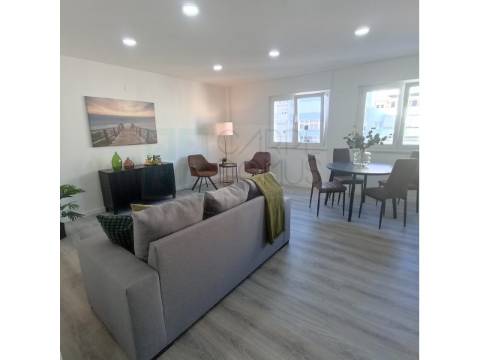 Apartamento T3 - totalmente renovado, em Benfica