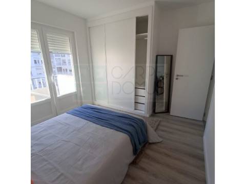 Apartamento T3 - totalmente renovado, em Benfica