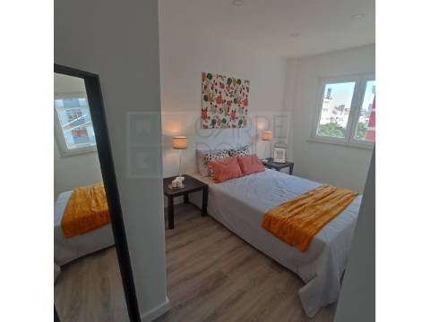 Apartamento T3 - totalmente renovado, em Benfica