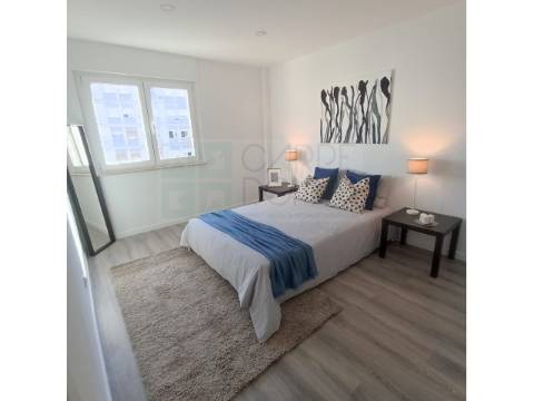 Apartamento T3 - totalmente renovado, em Benfica