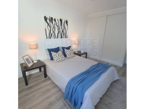 Apartamento T3 - totalmente renovado, em Benfica