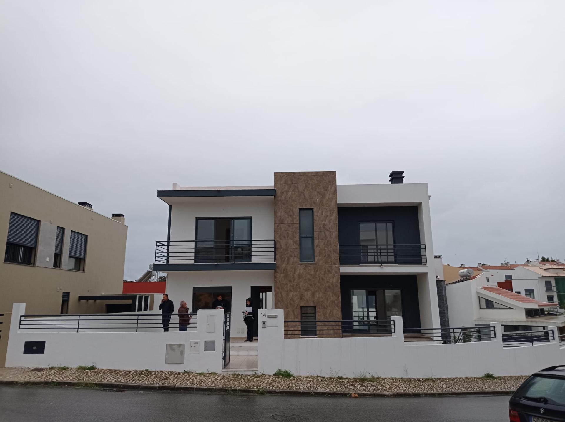 Moradia T5 - Totalmente renovada, no Feijó, Almada