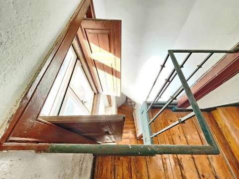Prédio com 1 loja e 5 apartamentos, no centro de Oeiras