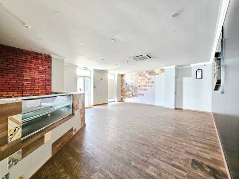 Prédio com 1 loja e 5 apartamentos, no centro de Oeiras