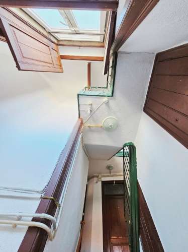 Prédio com 1 loja e 5 apartamentos, no centro de Oeiras