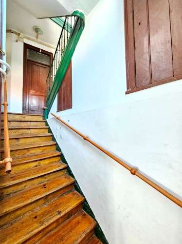Prédio com 1 loja e 5 apartamentos, no centro de Oeiras