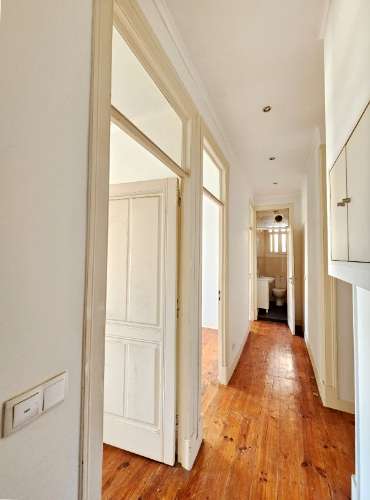 Prédio com 1 loja e 5 apartamentos, no centro de Oeiras