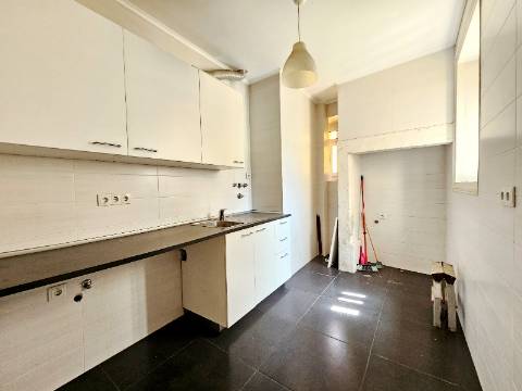 Prédio com 1 loja e 5 apartamentos, no centro de Oeiras