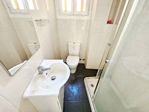 Prédio com 1 loja e 5 apartamentos, no centro de Oeiras