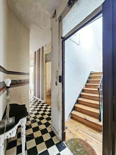 Prédio com 1 loja e 5 apartamentos, no centro de Oeiras