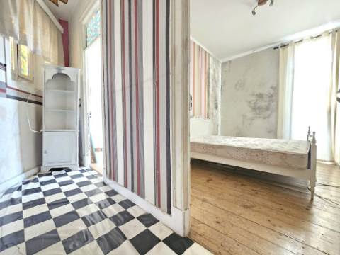 Prédio com 1 loja e 5 apartamentos, no centro de Oeiras