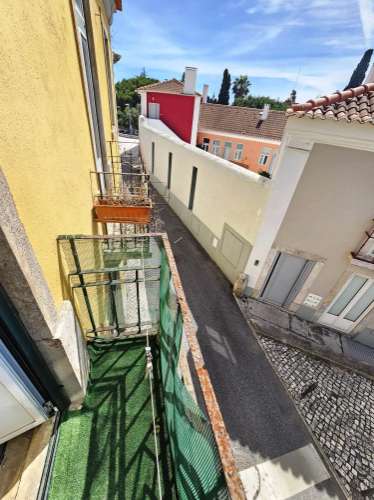 Prédio com 1 loja e 5 apartamentos, no centro de Oeiras