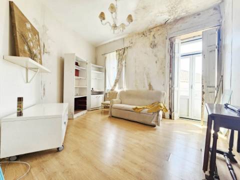 Prédio com 1 loja e 5 apartamentos, no centro de Oeiras