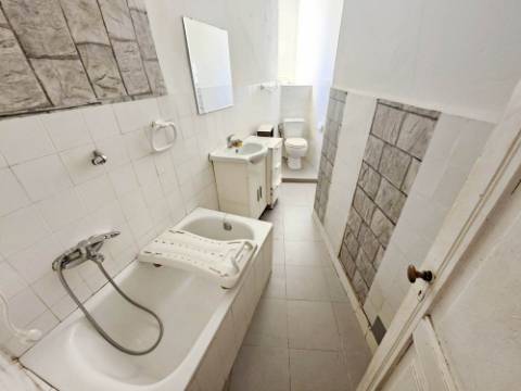 Prédio com 1 loja e 5 apartamentos, no centro de Oeiras