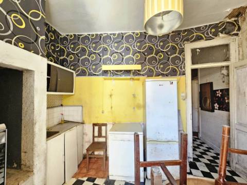 Prédio com 1 loja e 5 apartamentos, no centro de Oeiras