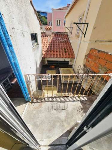 Prédio com 1 loja e 5 apartamentos, no centro de Oeiras