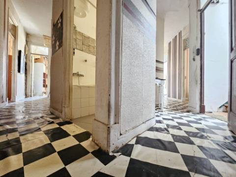 Prédio com 1 loja e 5 apartamentos, no centro de Oeiras