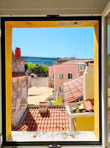 Prédio com 1 loja e 5 apartamentos, no centro de Oeiras