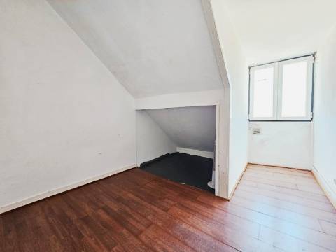 Prédio com 1 loja e 5 apartamentos, no centro de Oeiras