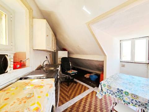 Prédio com 1 loja e 5 apartamentos, no centro de Oeiras