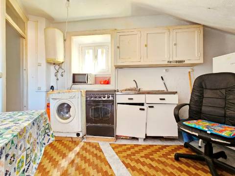 Prédio com 1 loja e 5 apartamentos, no centro de Oeiras