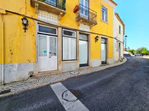 Prédio com 1 loja e 5 apartamentos, no centro de Oeiras