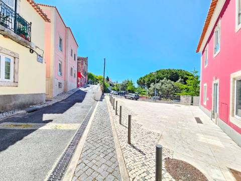 Prédio com 1 loja e 5 apartamentos, no centro de Oeiras