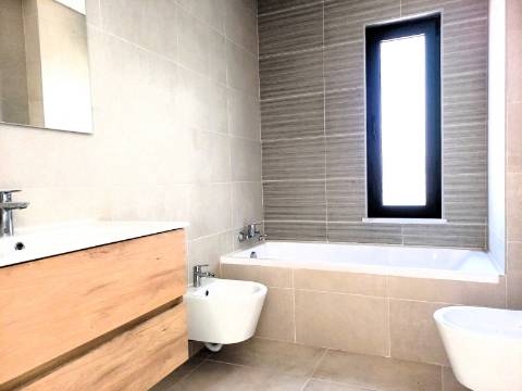 Apartamento T3 novo com 116,82m2, varanda, parqueamento para 1 viatura