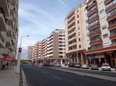 Apartamento T3 - renovado, c/ estacionamento, nas Laranjeiras / Estrada da Luz - Lisboa