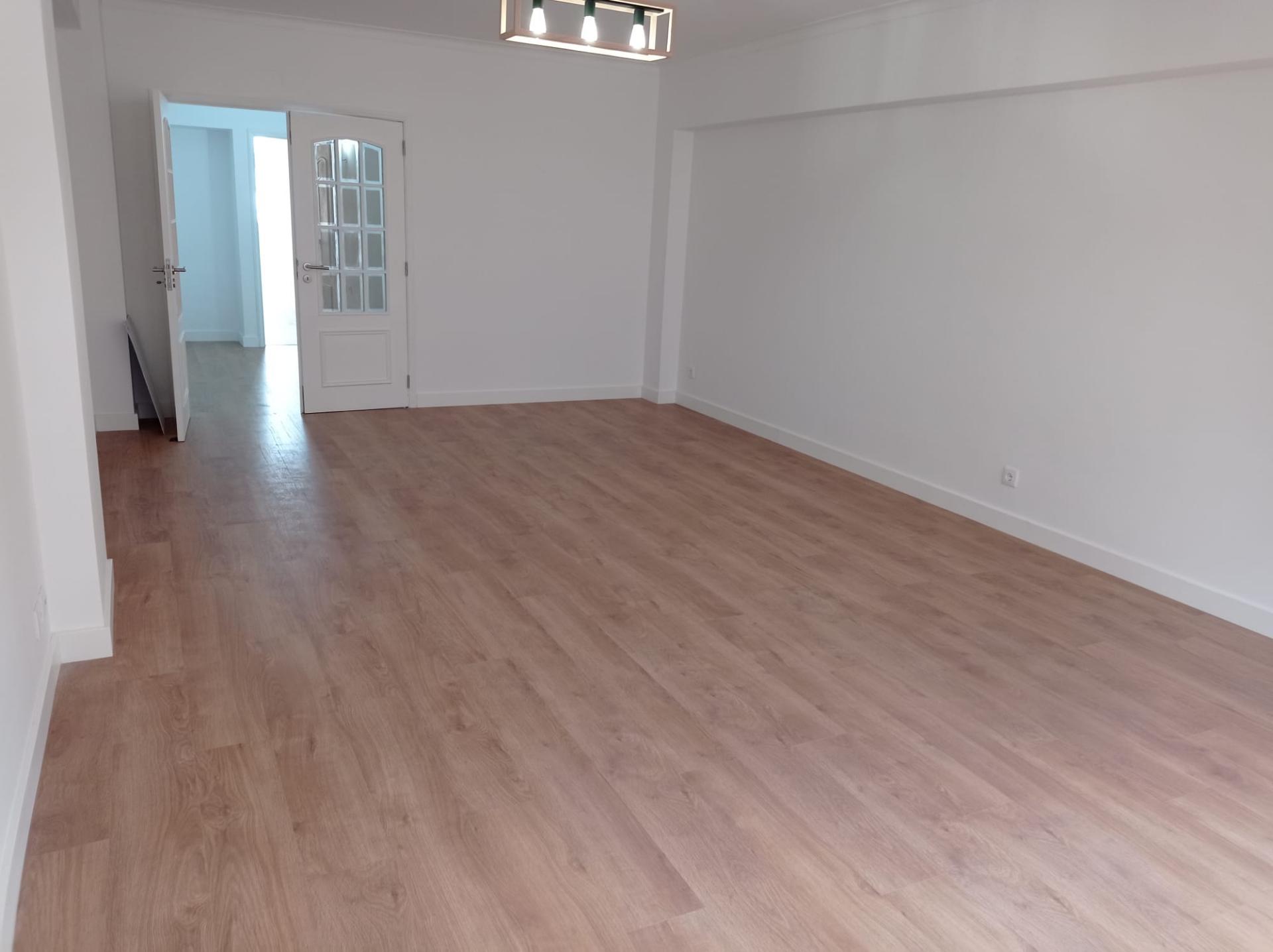 Apartamento T3 - renovado, c/ estacionamento, nas Laranjeiras / Estrada da Luz - Lisboa