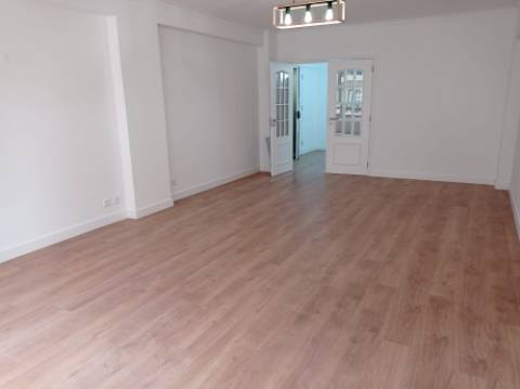 Apartamento T3 - renovado, c/ estacionamento, nas Laranjeiras / Estrada da Luz - Lisboa