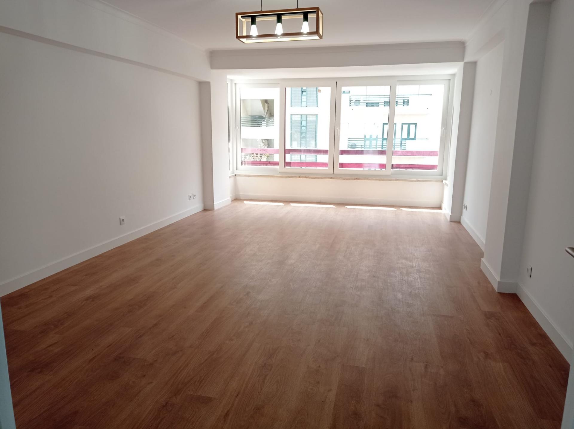 Apartamento T3 - renovado, c/ estacionamento, nas Laranjeiras / Estrada da Luz - Lisboa