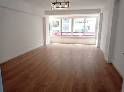 Apartamento T3 - renovado, c/ estacionamento, nas Laranjeiras / Estrada da Luz - Lisboa