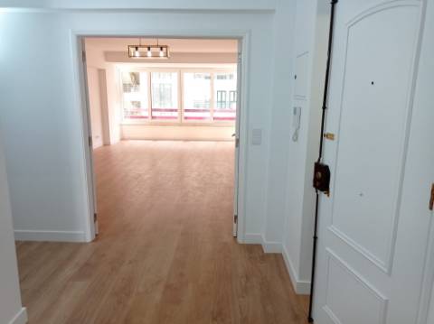 Apartamento T3 - renovado, c/ estacionamento, nas Laranjeiras / Estrada da Luz - Lisboa