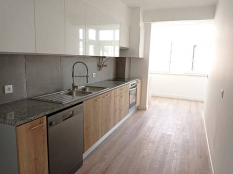 Apartamento T3 - renovado, c/ estacionamento, nas Laranjeiras / Estrada da Luz - Lisboa