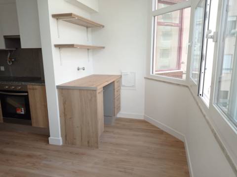 Apartamento T3 - renovado, c/ estacionamento, nas Laranjeiras / Estrada da Luz - Lisboa