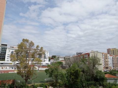 Apartamento T3 - renovado, c/ estacionamento, nas Laranjeiras / Estrada da Luz - Lisboa