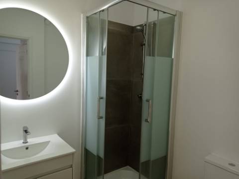 Apartamento T3 - renovado, c/ estacionamento, nas Laranjeiras / Estrada da Luz - Lisboa