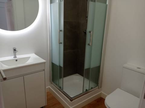 Apartamento T3 - renovado, c/ estacionamento, nas Laranjeiras / Estrada da Luz - Lisboa
