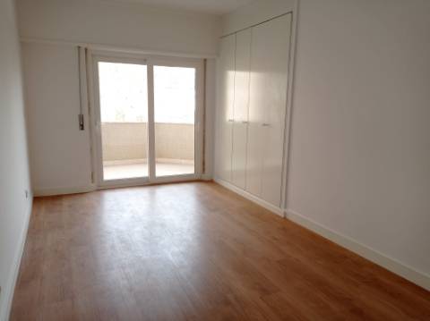 Apartamento T3 - renovado, c/ estacionamento, nas Laranjeiras / Estrada da Luz - Lisboa