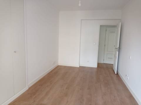 Apartamento T3 - renovado, c/ estacionamento, nas Laranjeiras / Estrada da Luz - Lisboa