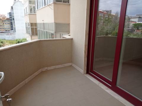 Apartamento T3 - renovado, c/ estacionamento, nas Laranjeiras / Estrada da Luz - Lisboa