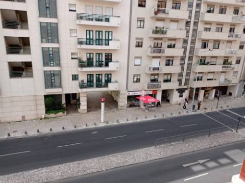 Apartamento T3 - renovado, c/ estacionamento, nas Laranjeiras / Estrada da Luz - Lisboa