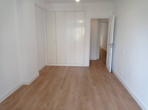 Apartamento T3 - renovado, c/ estacionamento, nas Laranjeiras / Estrada da Luz - Lisboa