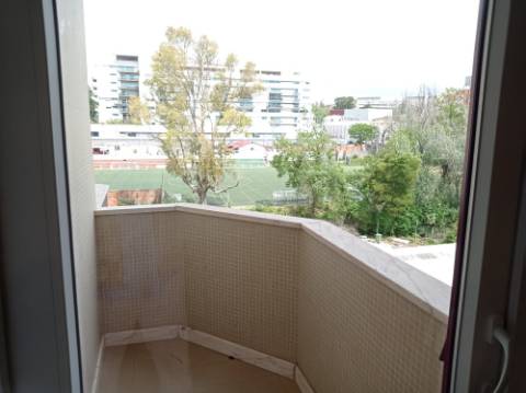 Apartamento T3 - renovado, c/ estacionamento, nas Laranjeiras / Estrada da Luz - Lisboa