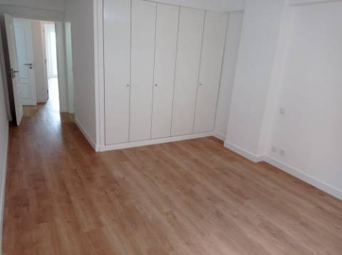 Apartamento T3 - renovado, c/ estacionamento, nas Laranjeiras / Estrada da Luz - Lisboa