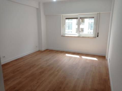 Apartamento T3 - renovado, c/ estacionamento, nas Laranjeiras / Estrada da Luz - Lisboa
